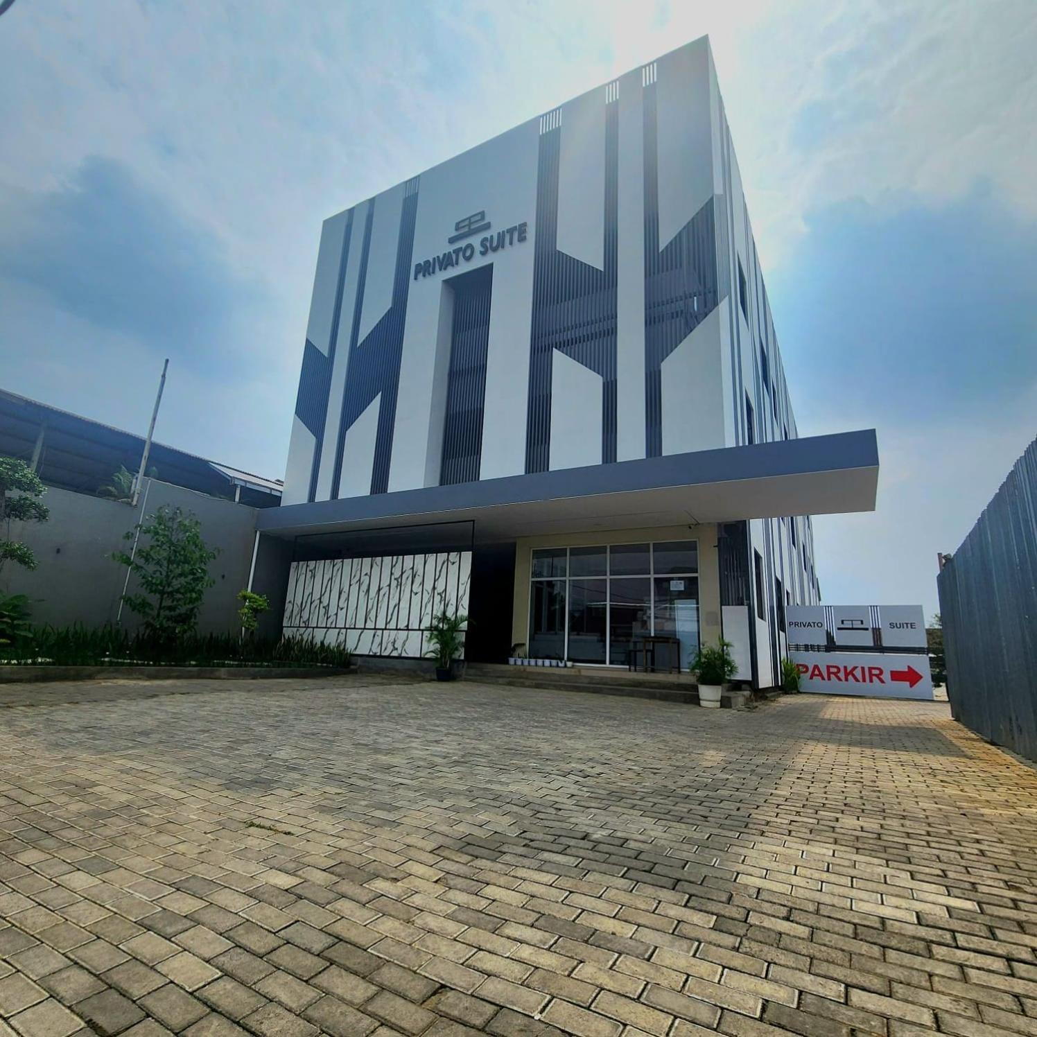 Oyo 2816 Privato Suite Kembaran Exterior foto